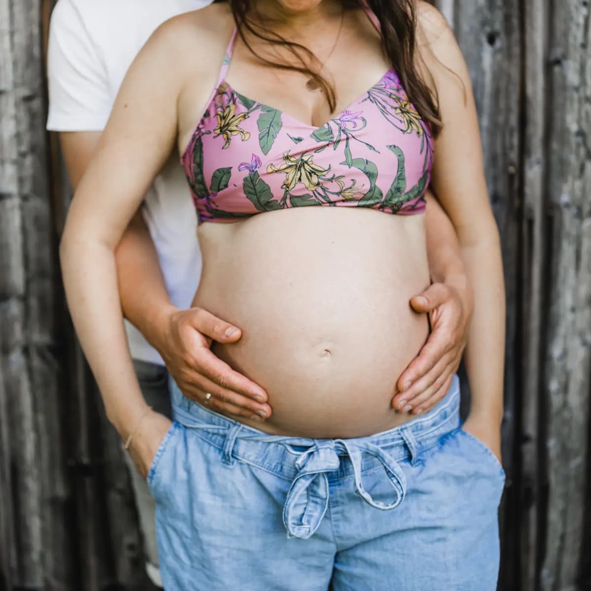 Babybauch-Fotograf Freiburg - Paar bei Schwangerschaftsfotoshooting mit Babybauch