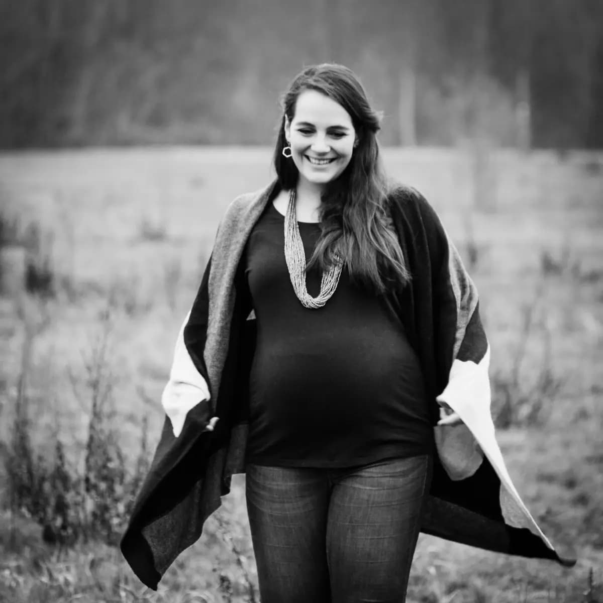 Babybauch-Fotografie Freiburg - Natürliche Schwangerschaftsfotos von schwangere Frau