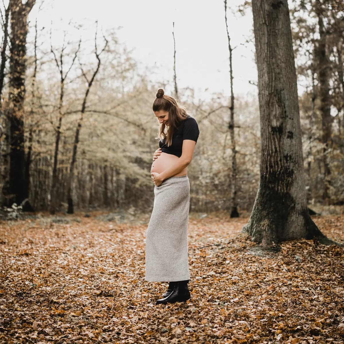 Babybauch-Fotograf Freiburg - Herbst-Fotoshooting mit schwangerer Frau und buntem Laub