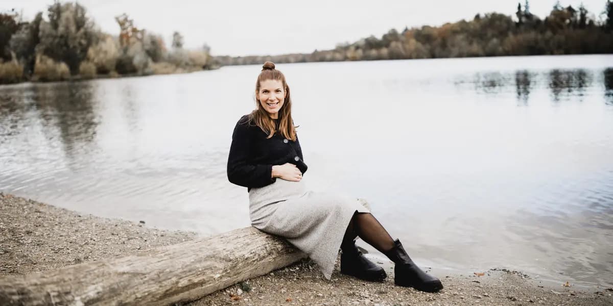 Babybauch-Fotograf Freiburg - Natürliches Fotoshooting im Freien mit schwangere Frau