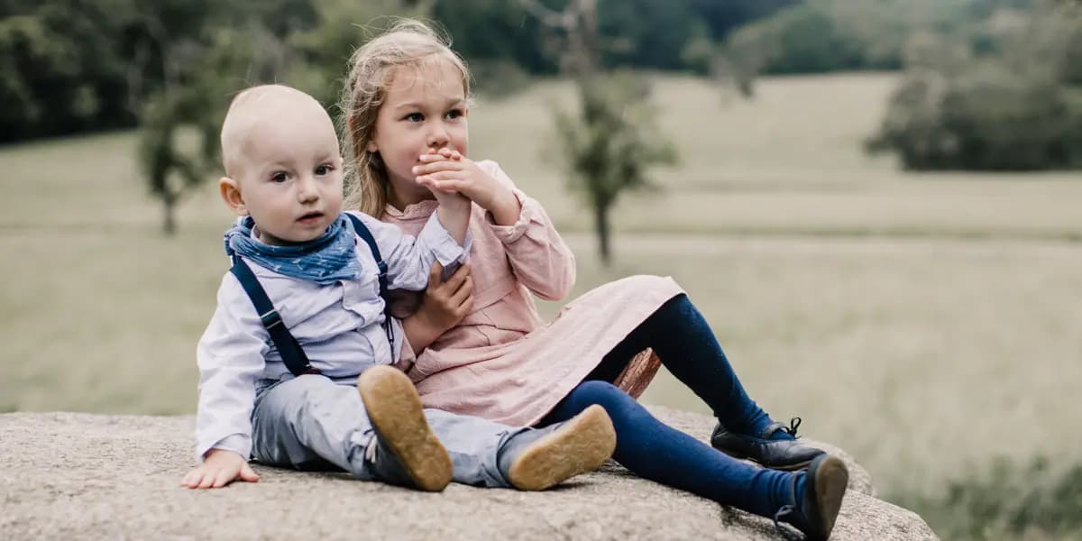 Geschwisterfotos Freiburg - Natürliche Familienfotografie