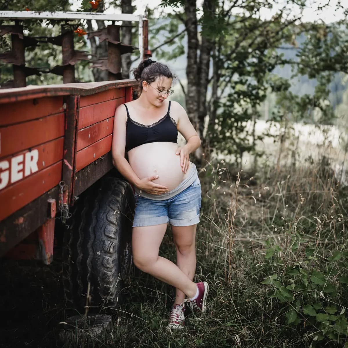 Babybauch-Fotografie Freiburg - Authentisches Schwangerschaftsfoto von schwangere Frau