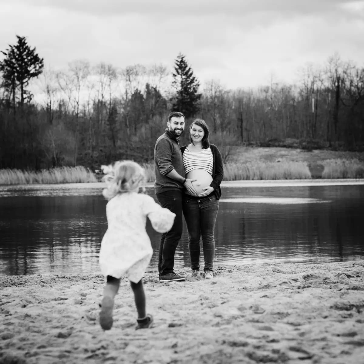 Babybauch-Fotograf Freiburg - Familien-Fotoshooting mit Babybauch und Kindern