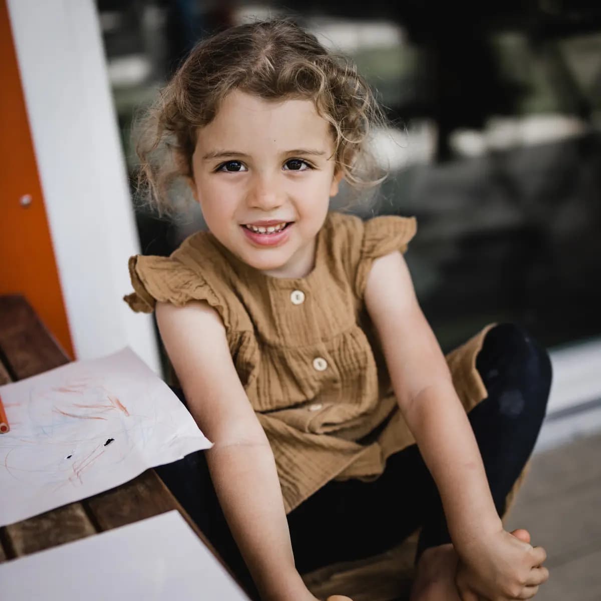 Kindergartenfotografie Freiburg - Mädchen beim Malen