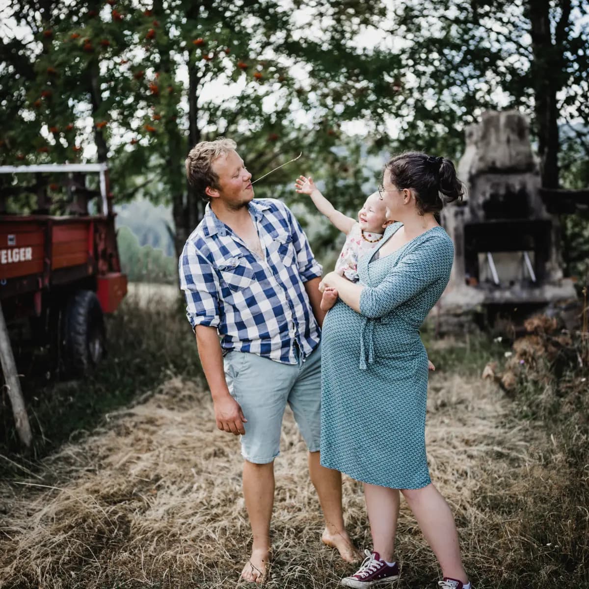 Babybauch-Fotograf Freiburg - Familie bei Schwangerschaftsfotoshooting am See