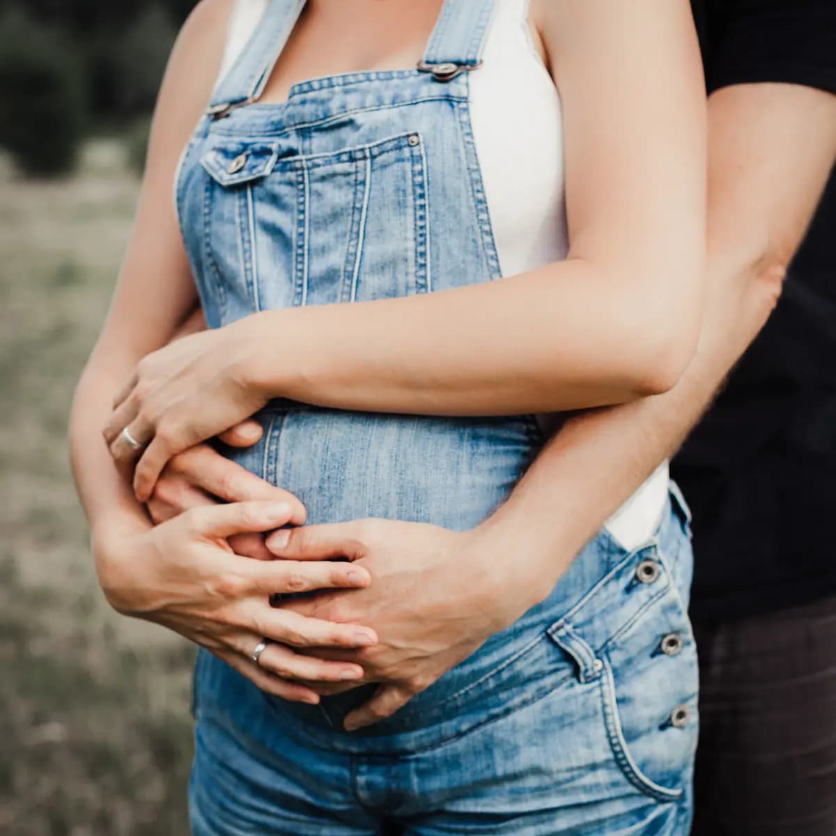 Babybauch-Fotografie Freiburg - Schwangerschaftsfotos mit schwangere Frau in Latzhose