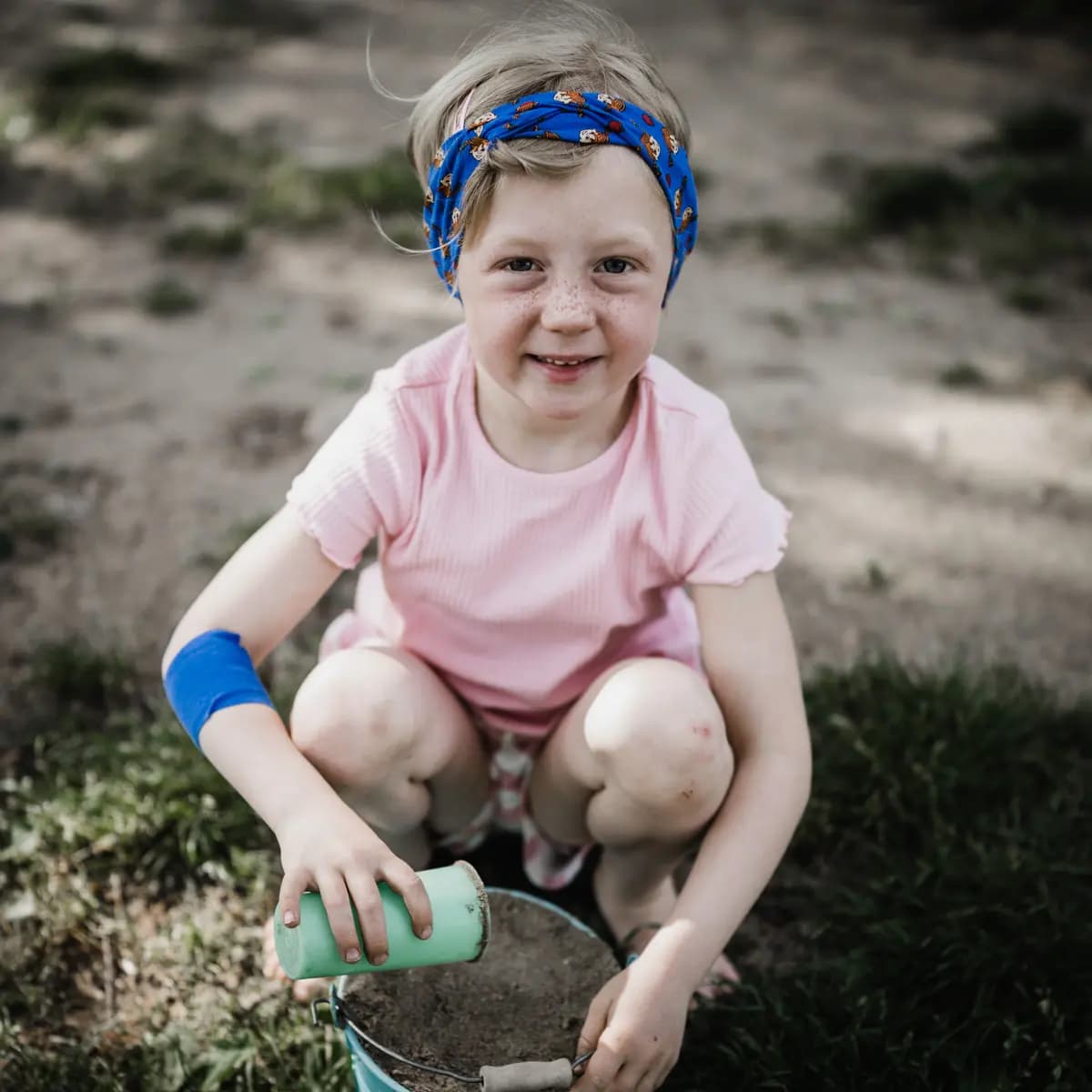 Natürliche Kinderfotos Freiburg - Kind im Sandkasten