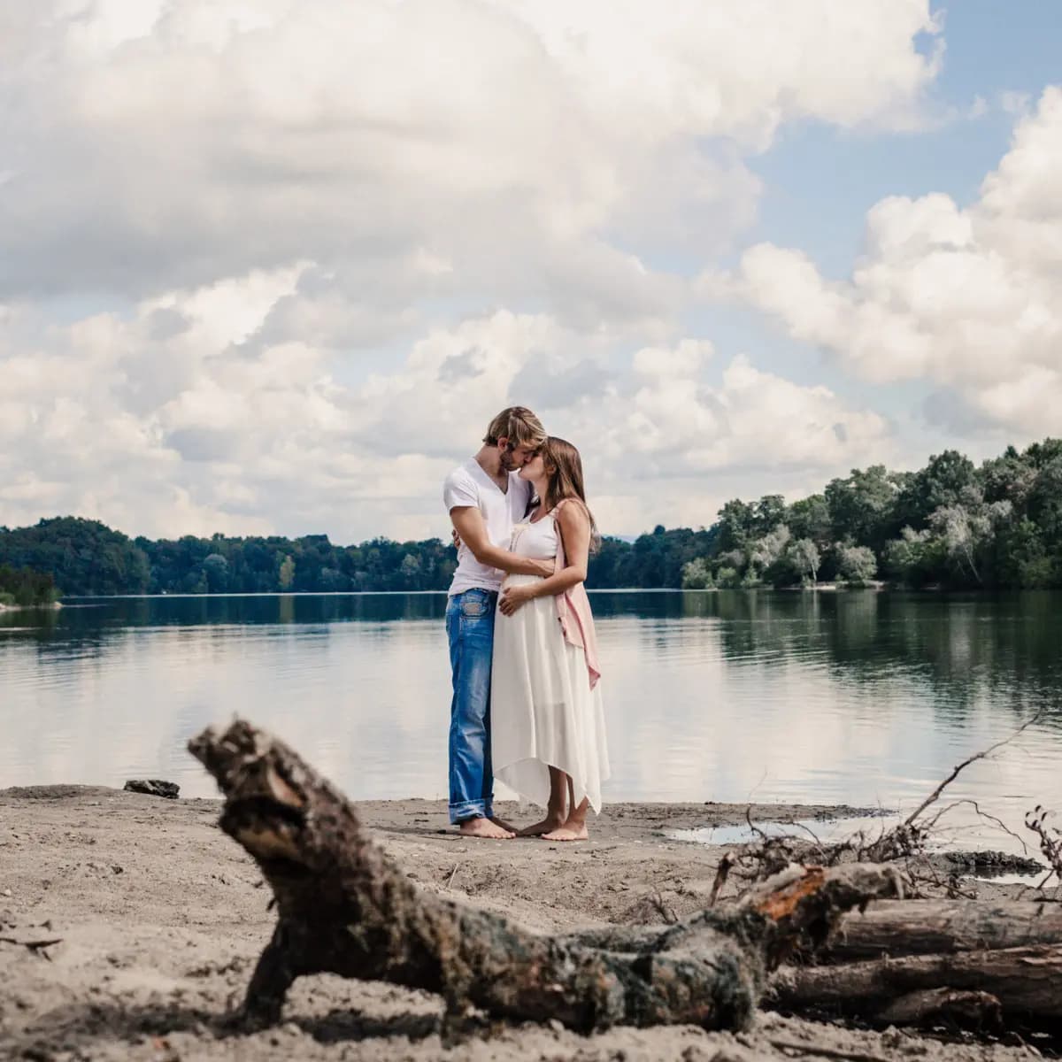 Babybauch-Fotograf Freiburg - Paar mit Babybauch bei Fotoshooting am See
