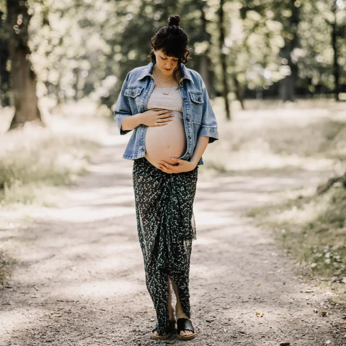 Babybauch-Fotograf Freiburg - Portraitfoto von schwangere Frau mit Babybauch