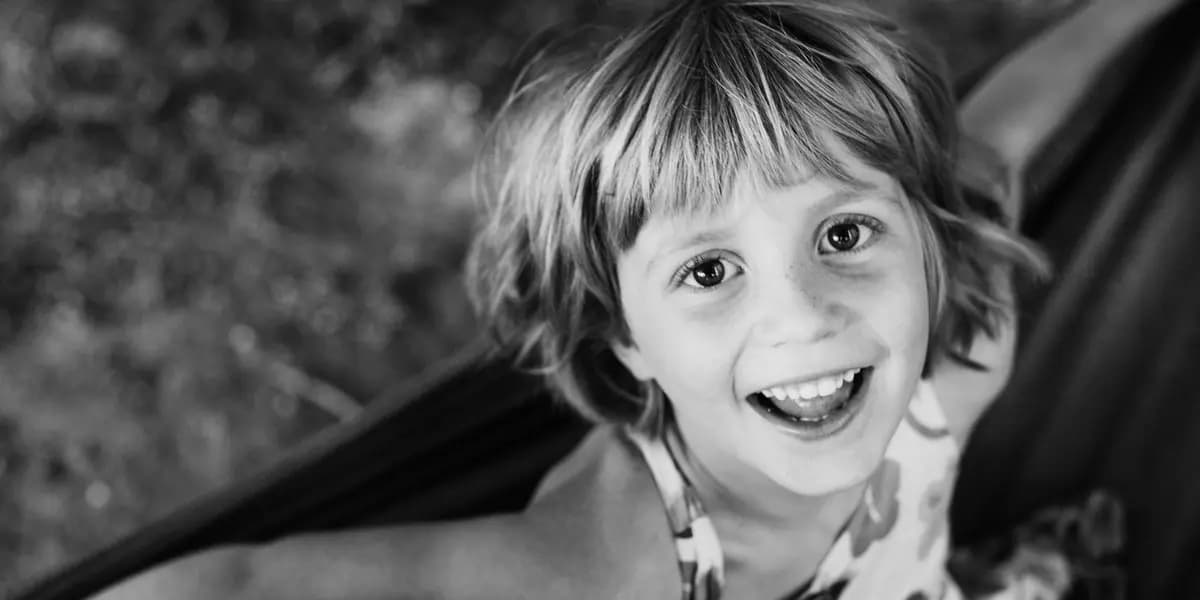 Natürliche Kinderfotos - Kind in Hängematte