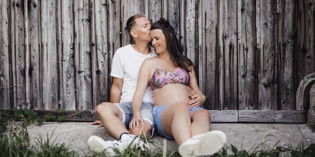 Babybauch-Fotograf Freiburg - Paar mit Babybauch bei romantischem Fotoshooting