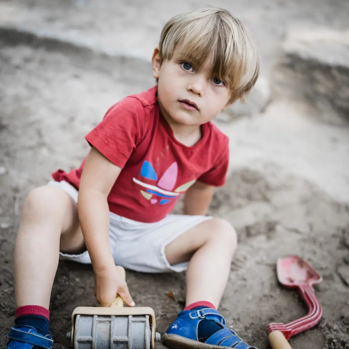 Kindergartenfotografie Freiburg - Junge im Sandkasten