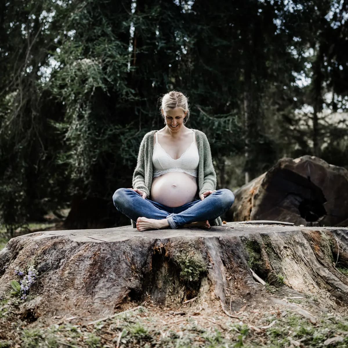 Babybauch-Fotograf Freiburg - Schwangerschaftsfotos am Baumstamm im Wald