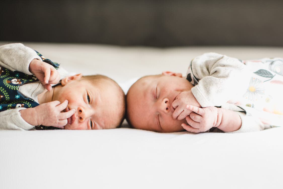 Zwillinge liegen Kopf an Kopf