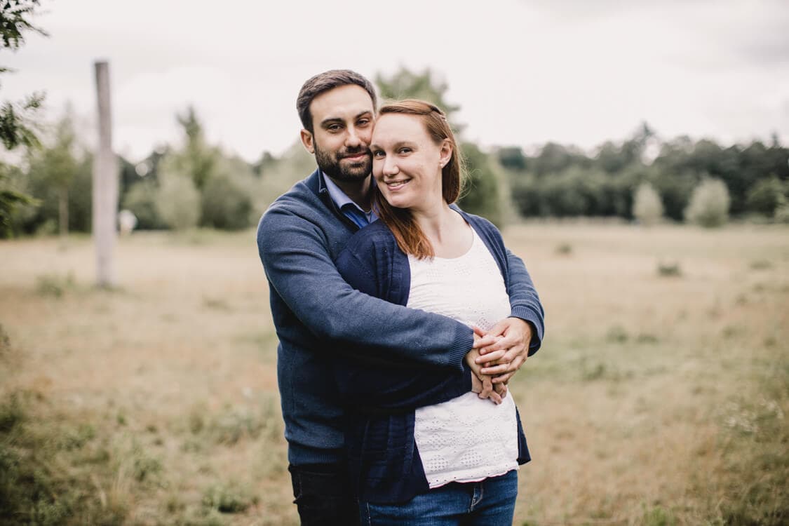 Pärchen eng umschlungen auf einer Wiese
