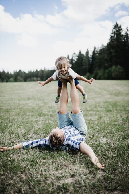 Papa macht Flieger mit seinem Sohn