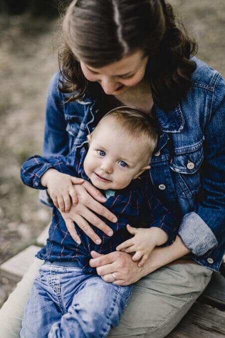 Mama mit Sohn auf dem Schoß