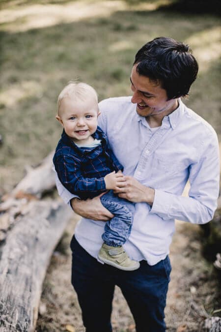 Vater mit kleinem Jungen auf dem Arm