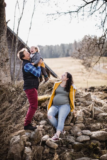 Familienfoto mit schwangeren Frau