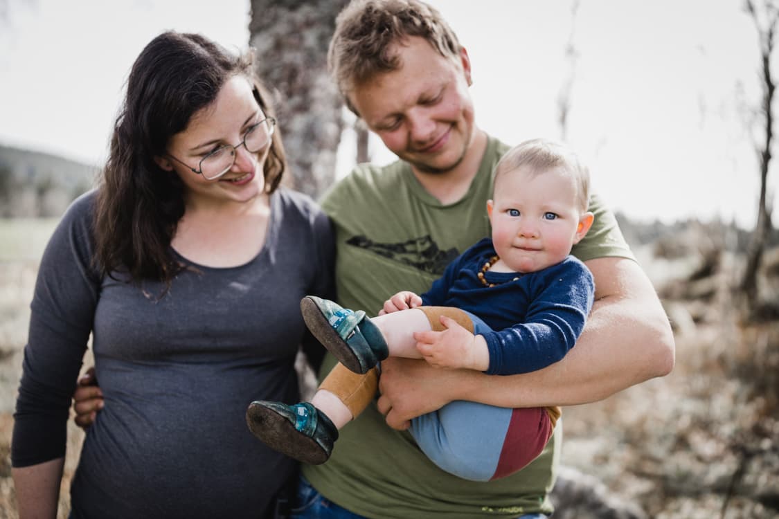 Eltern mit Kind auf dem Arm