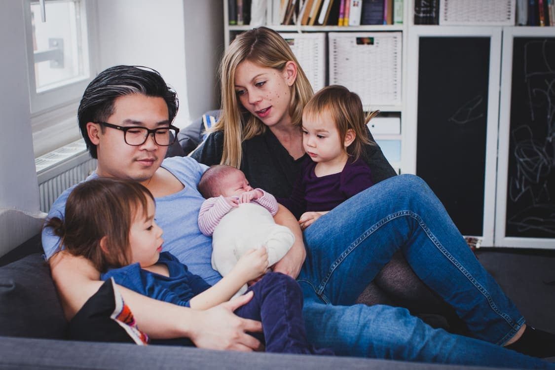 Familie auf dem Sofa im Wohnzimmer