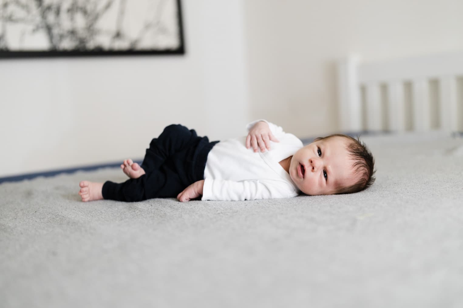 Baby liegt auf einem Bett