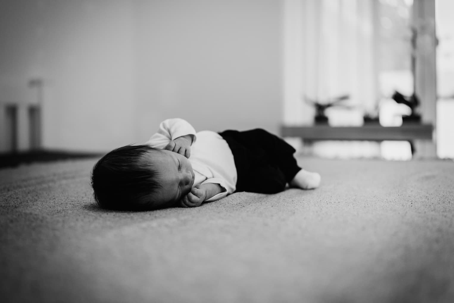 Neugeborenes liegt auf einem Bett