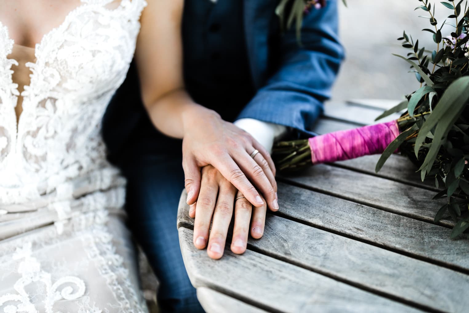 Hände von Brautpaar mit Eheringen