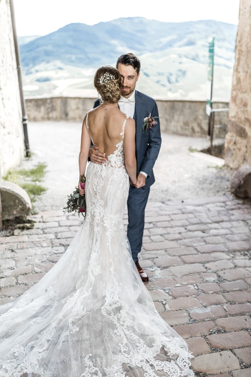 Bräutigam umarmt seine Braut