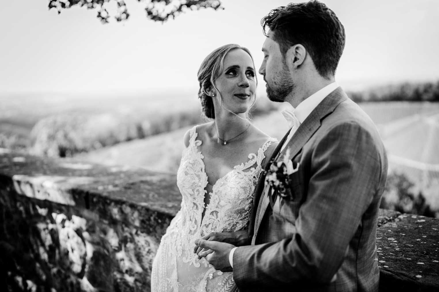 Braut schaut ihrem Mann in die Augen