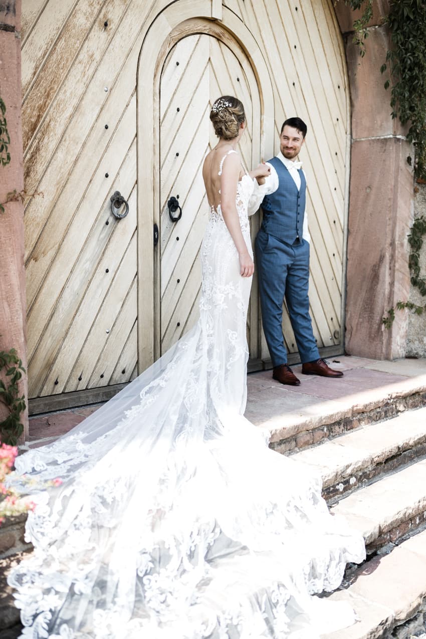 Brautpaar vor Scheunentor