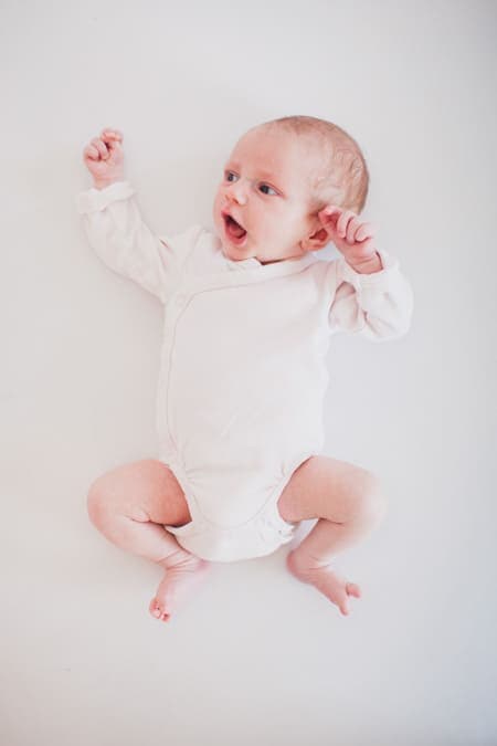Baby im Body strampelt