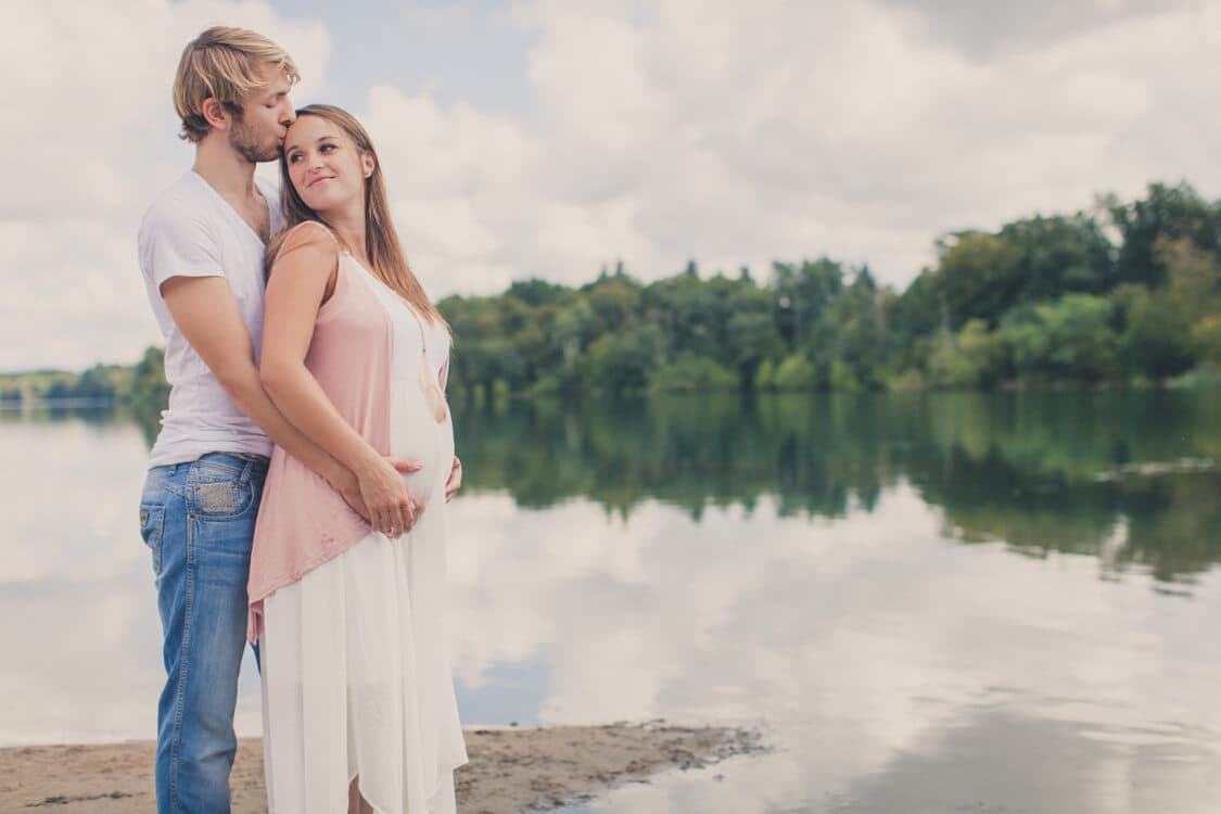 Paar mit Blick auf den See