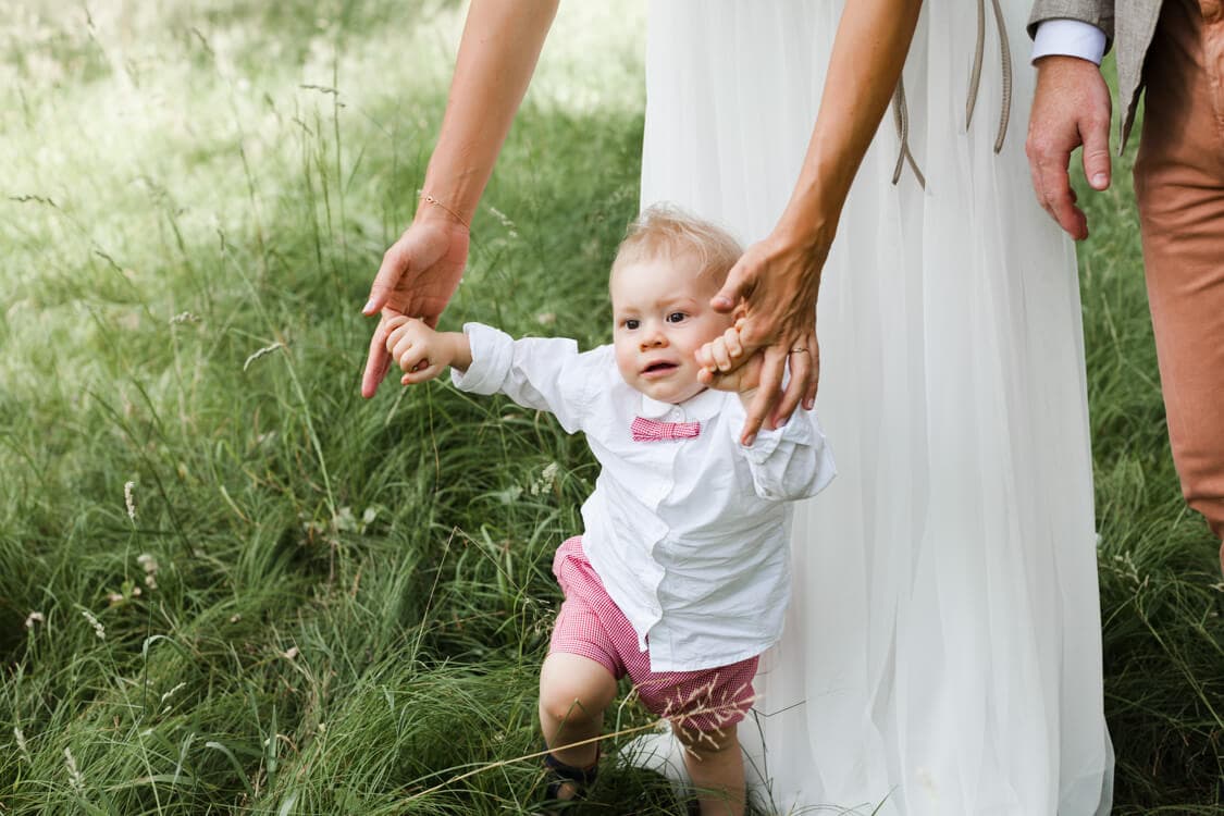 Kleiner Junge läuft an der Hand der Braut