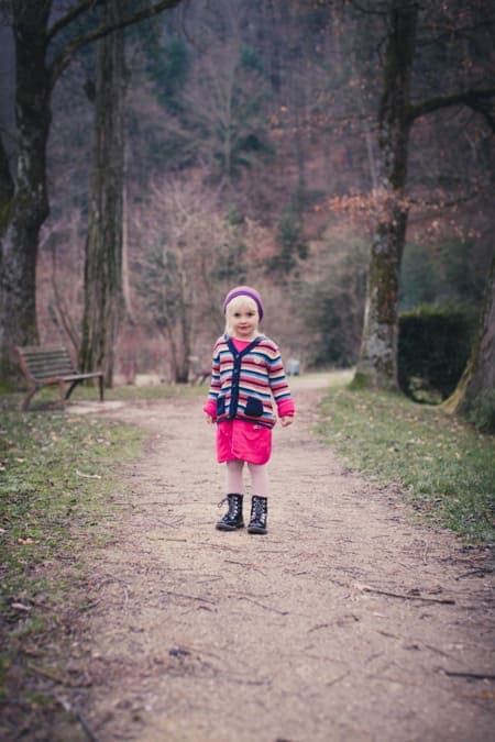 Kleines Mädchen laüft auf einem Weg