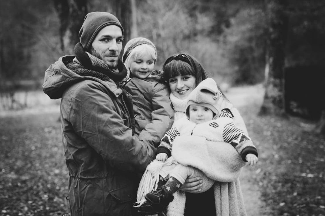 Warm angezogene Familie im Winter