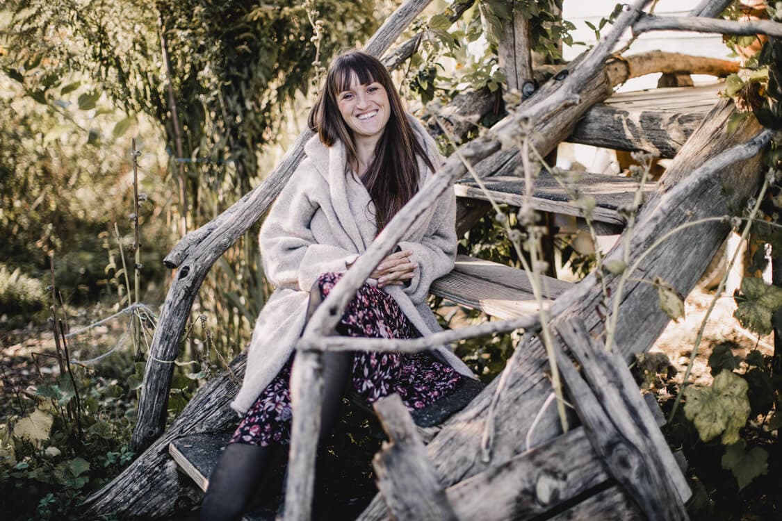 Frau sitzt auf einer Treppe im Freien