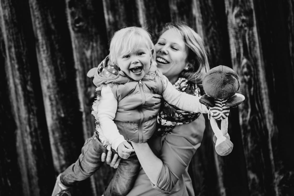 Mama macht mit Tochter Flieger