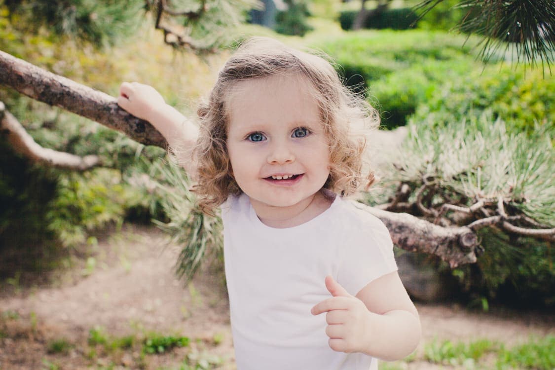 kleines Mädchen mit blonden Locken