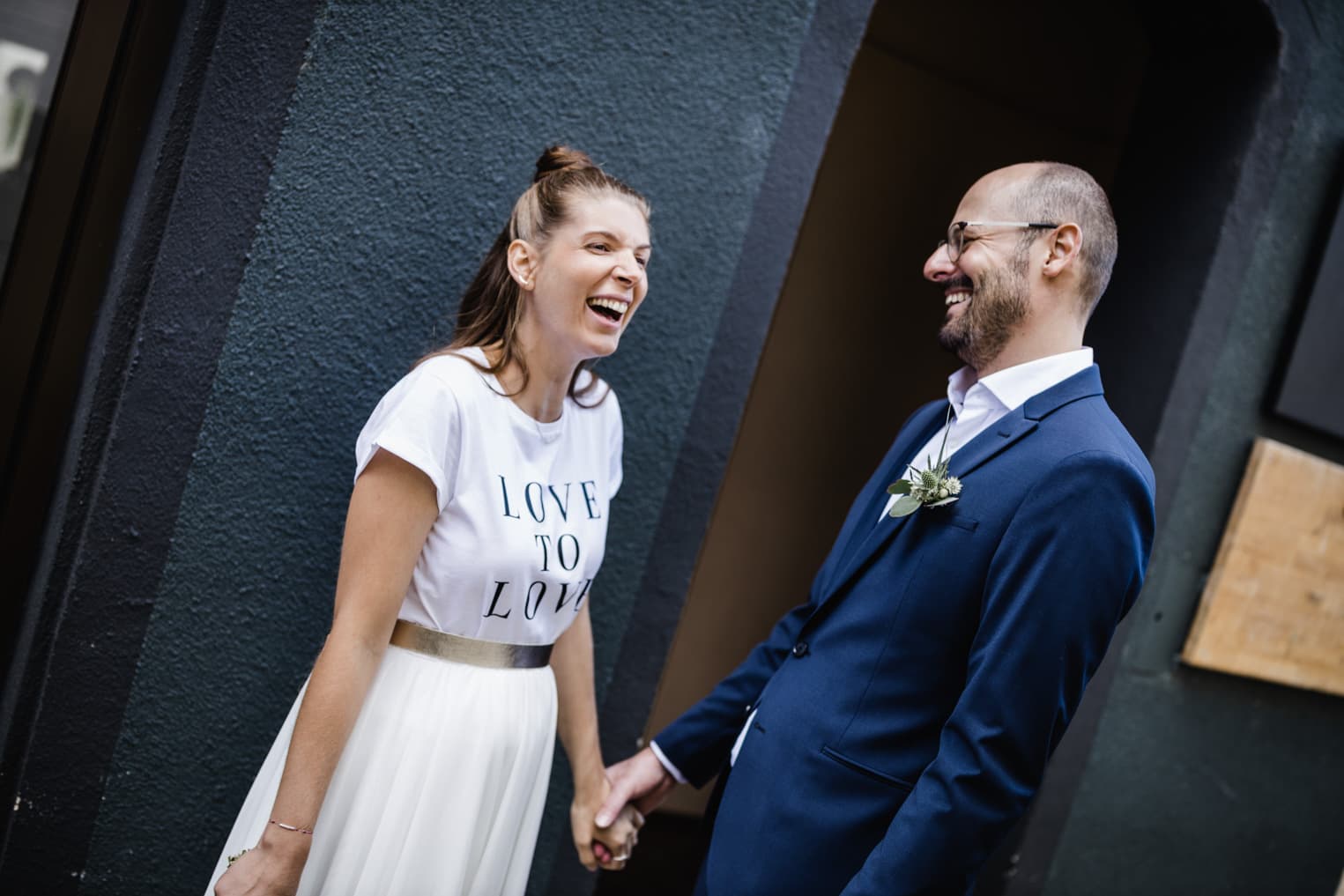 Brautpaar lacht sich an