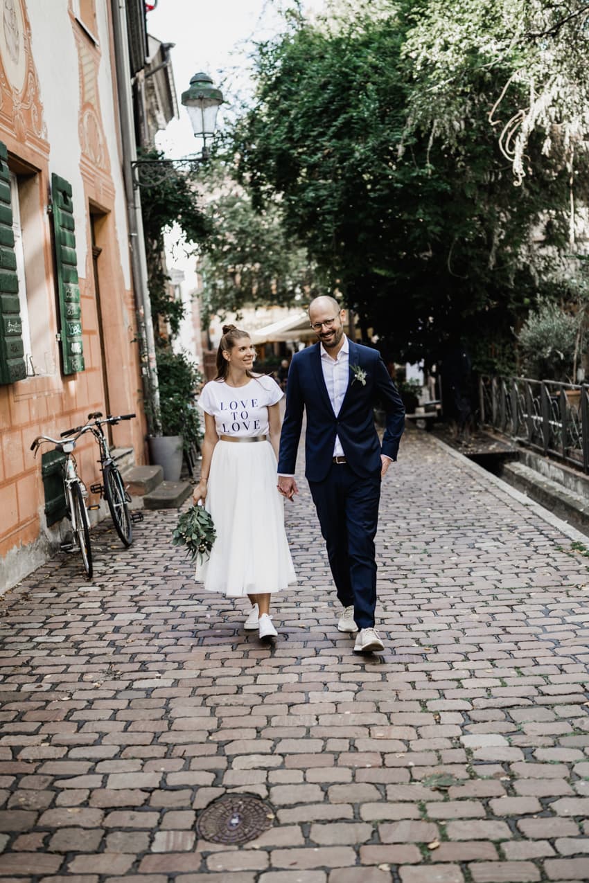 Brautpaar läuft durch die Altstadt