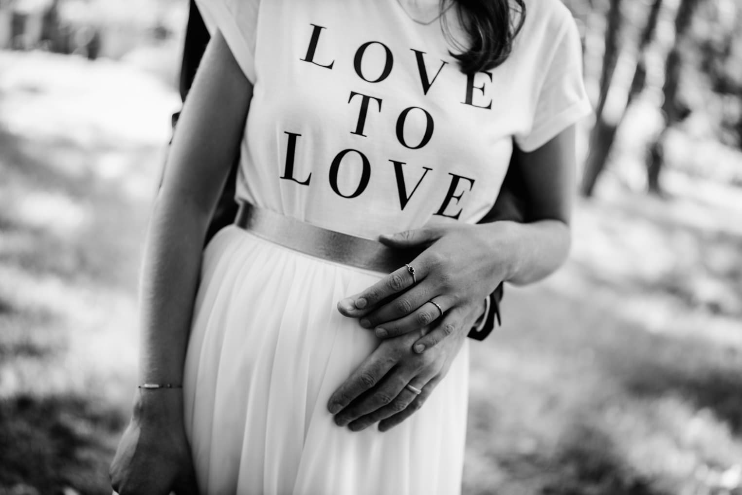 Hände vom Brautpaar mit Eheringen