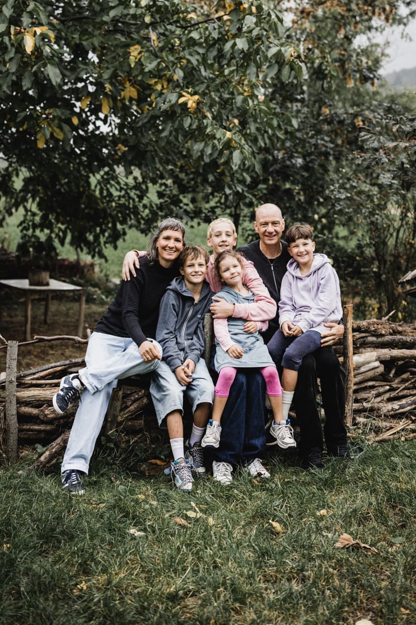 Familie sitzt in einem Garten