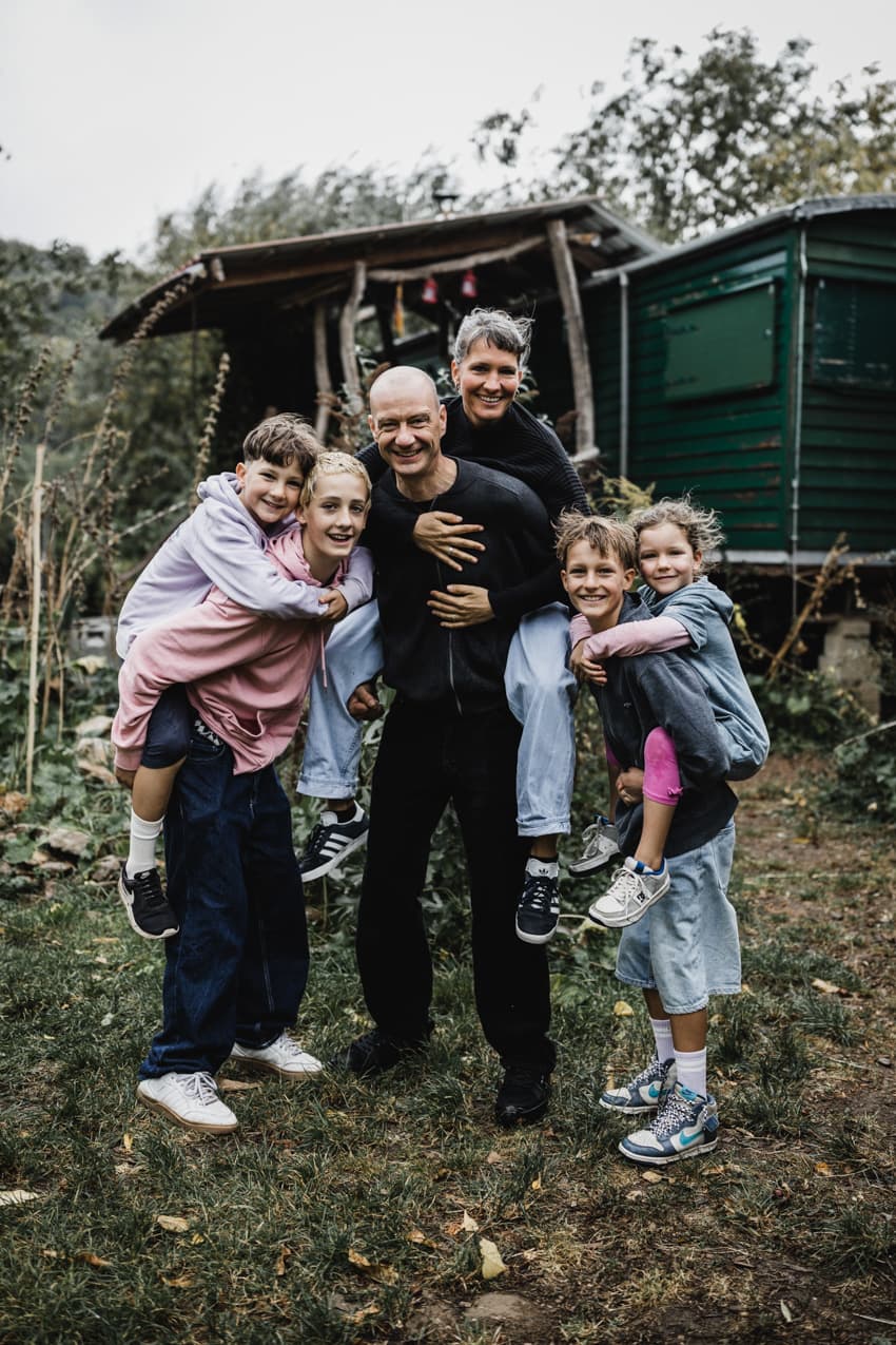 Famile nimmt sich gegenseitig Huckepack