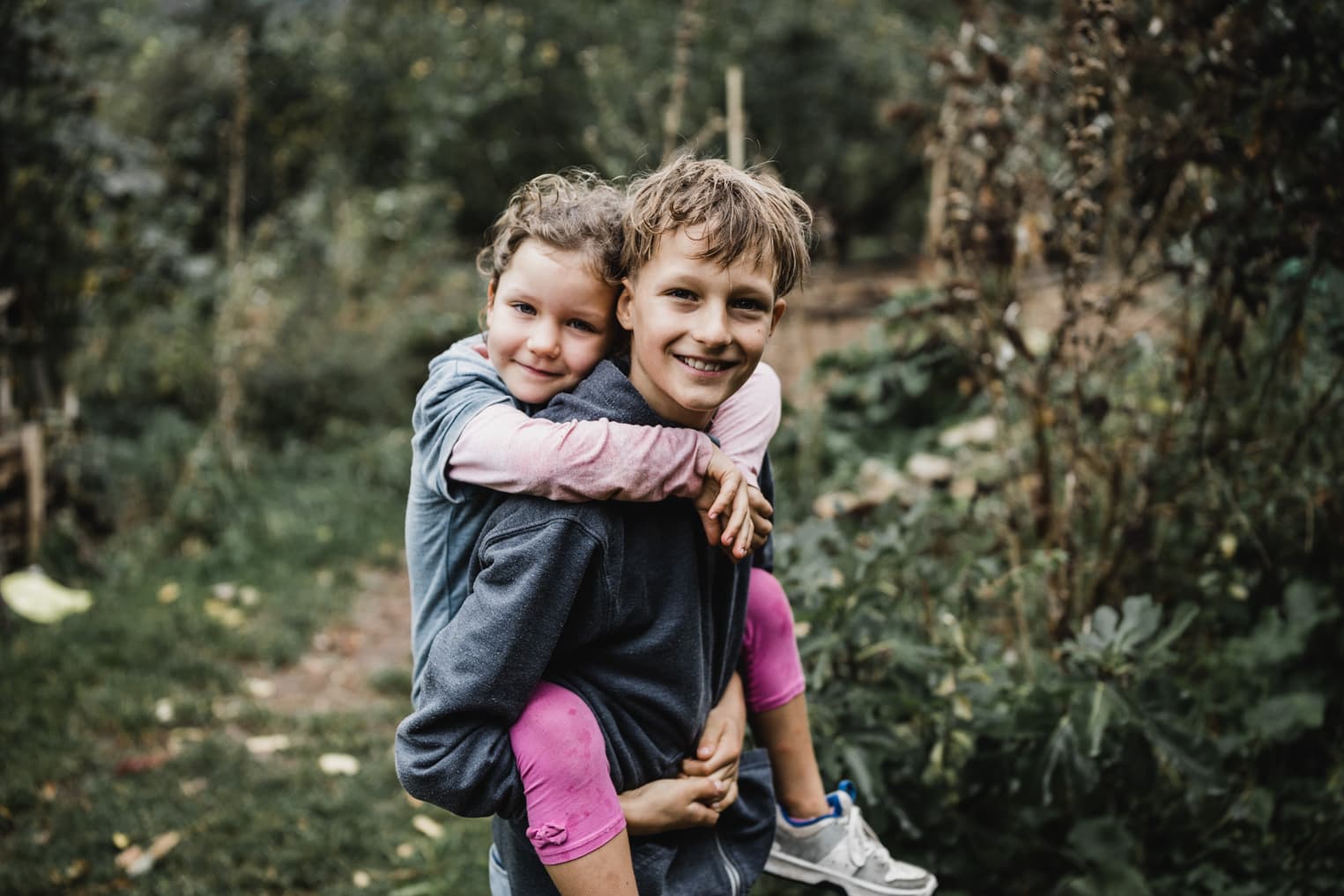 Bruder mit kleiner Schwester auf dem Rücken