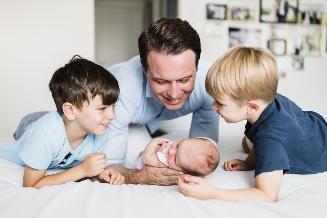 Vater mit drei kleinen Kindern