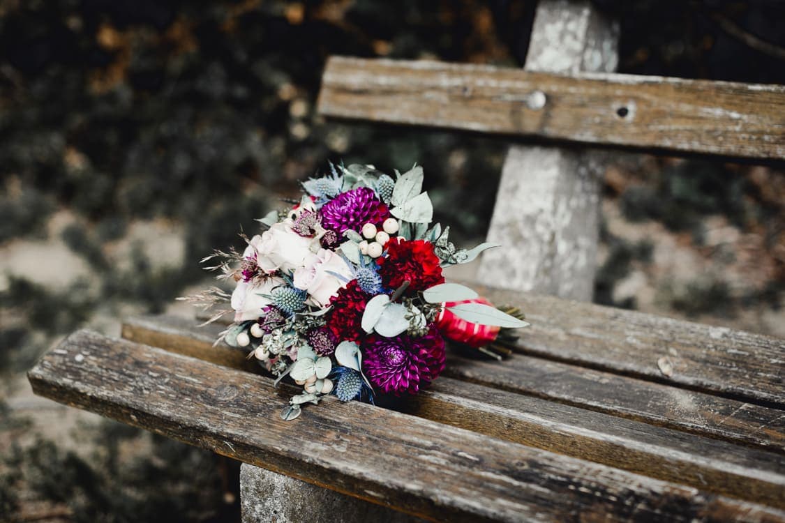 Brautstrauß liegt auf einer Bank