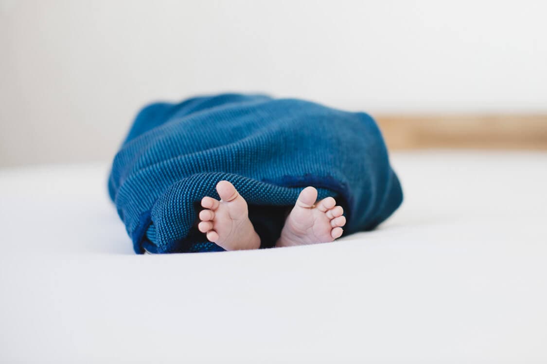 Füße von eingepucktem Baby