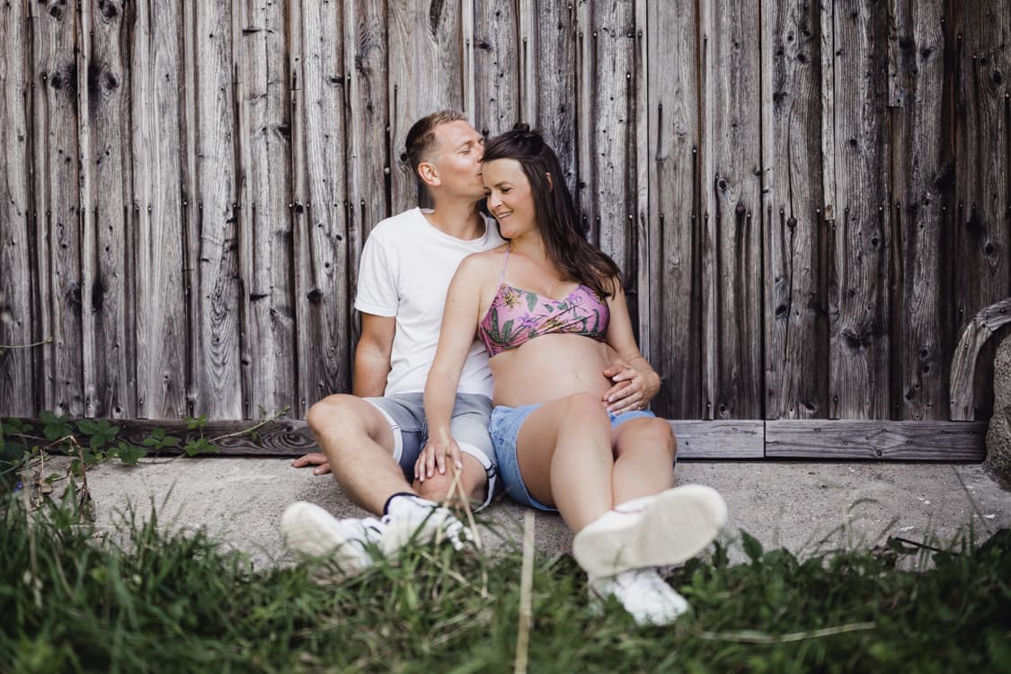 Paar vor Scheunentor