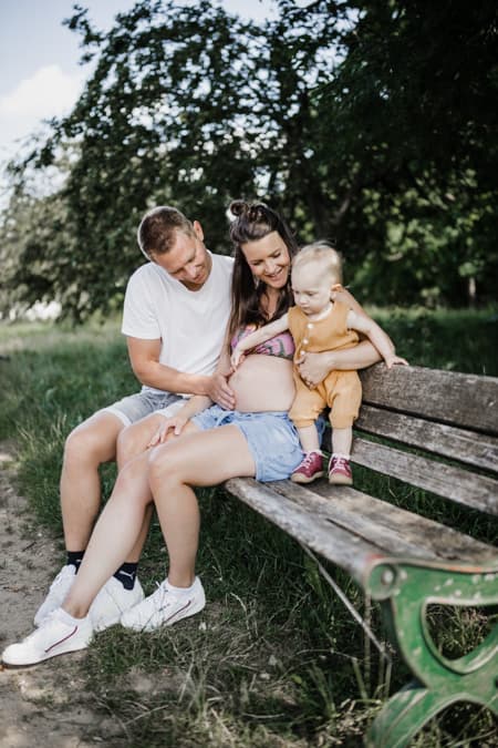 Familie sitz auf Bank